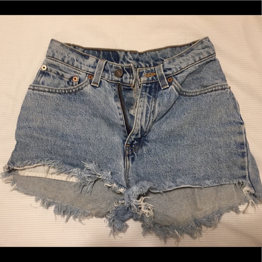 Vintage Levi’s Sz 24 Shorts in Medium Wash Denim